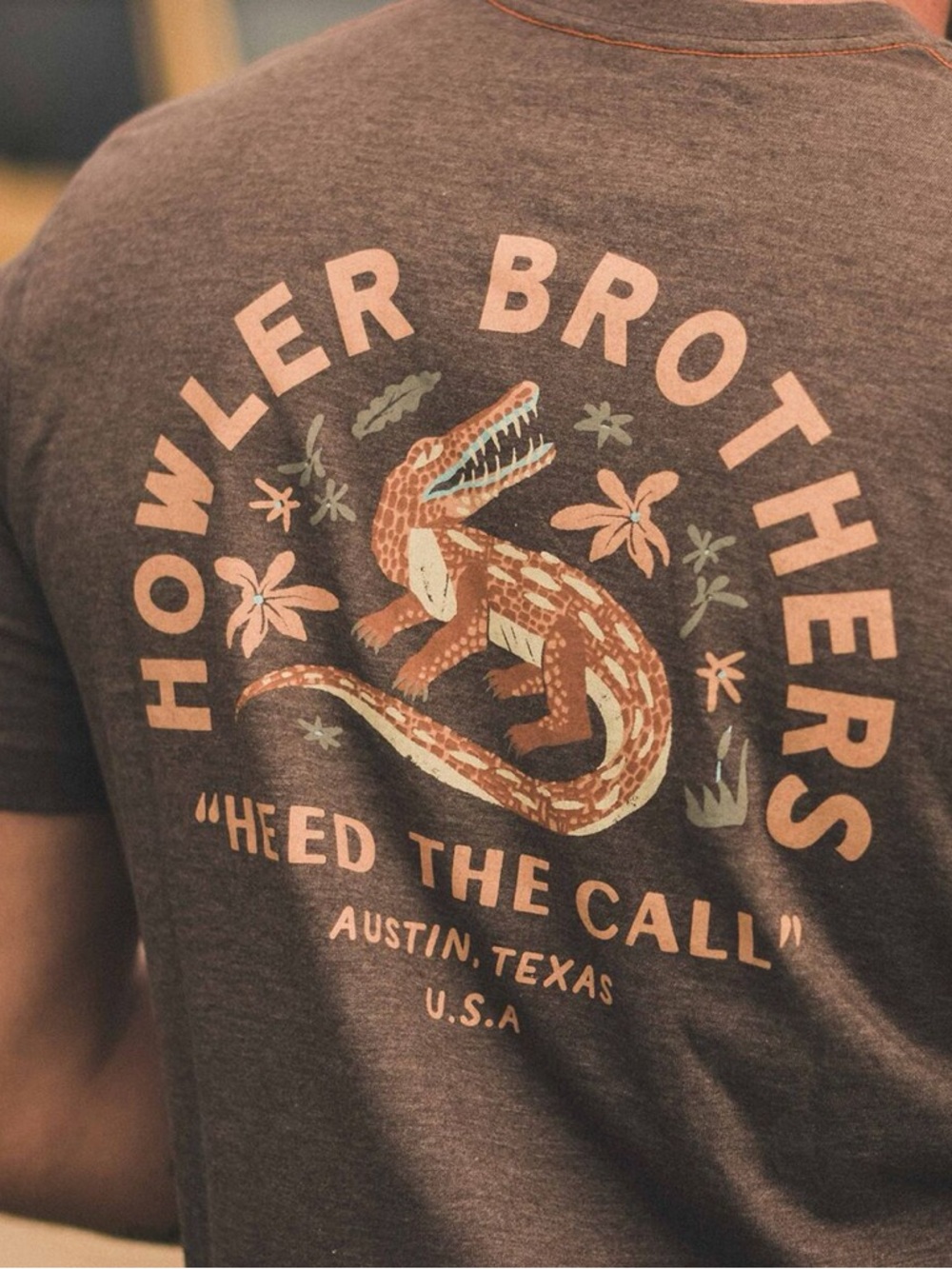 Howler Bros Shirt Mens Medium Brown Lazy Gator Pocket Short Sleeve Crew Neck